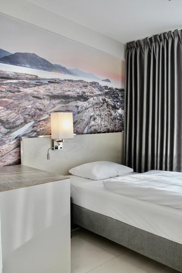 Super Hotel, Hotel