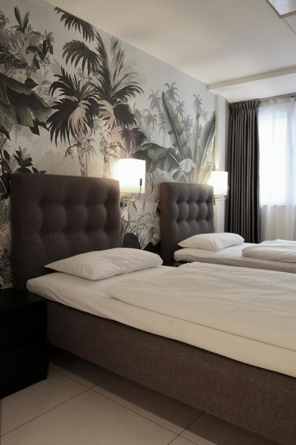 Super Hotel, Hotel